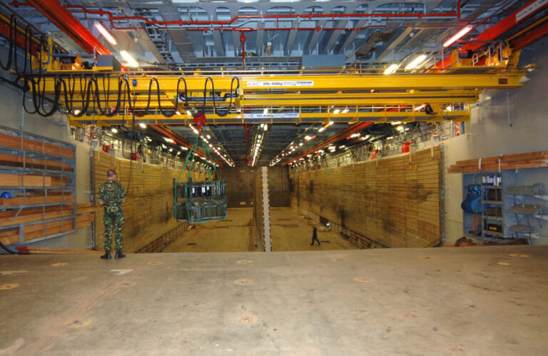 SCX Specialist handling solutions in the defence sector crane and movement