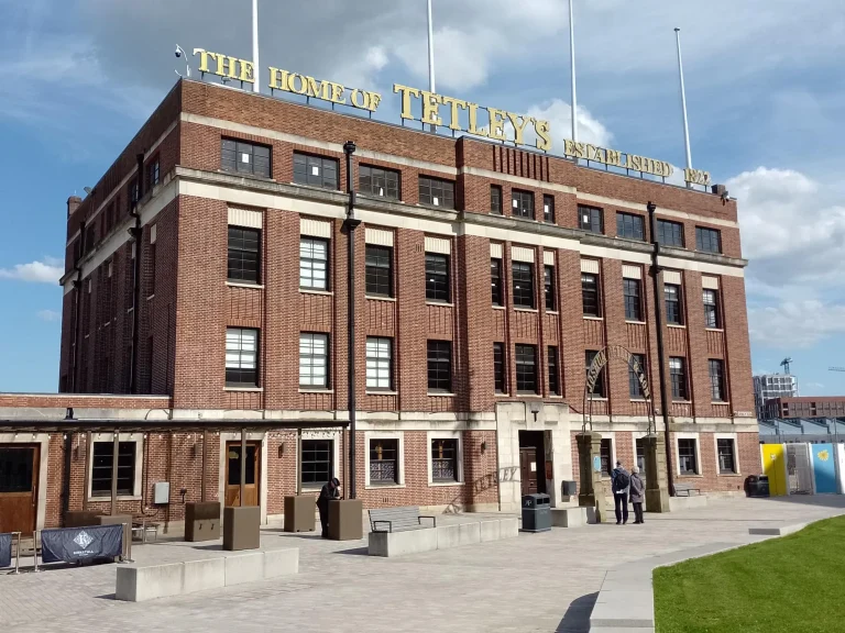 eyJidWNrZXQiOiJ3aGF0cHViIiwia2V5IjoiTEVFXC9MRUUrNTMzLTE1NDc3OS0yNDAwLTE4MDAuanBnIiwiZWRpdHMiOnsicmVzaXplIjp7IndpZHRoIjoyMDAwLCJoZWlnaHQiOjE1MDAsImZpdCI6ImNvdmVyIn0sInJvdGF0ZSI6bnVsbH19